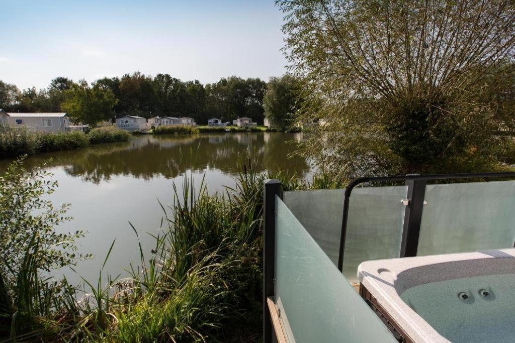 Mallard Lake South Cerney Exterior foto