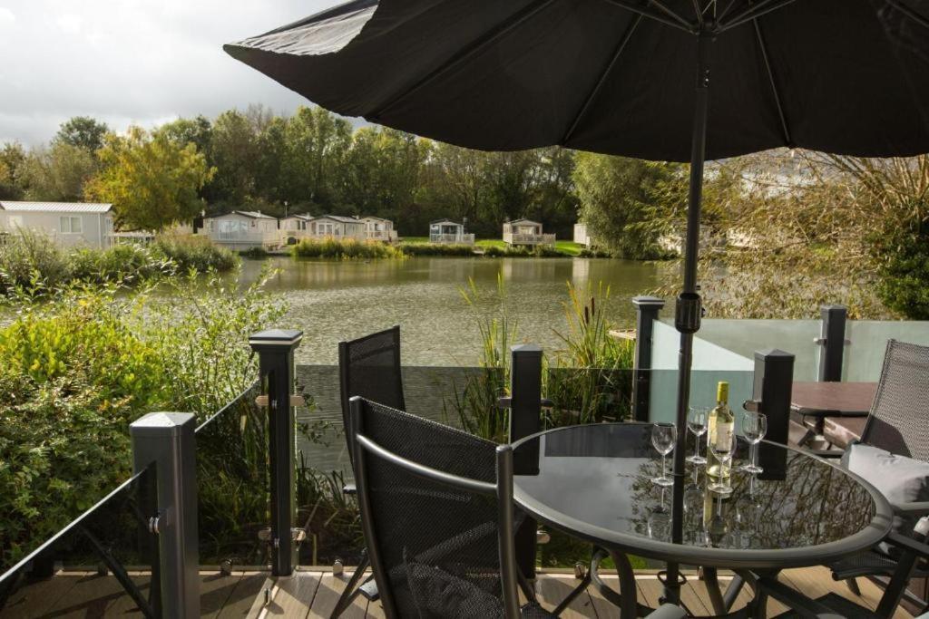 Mallard Lake South Cerney Exterior foto