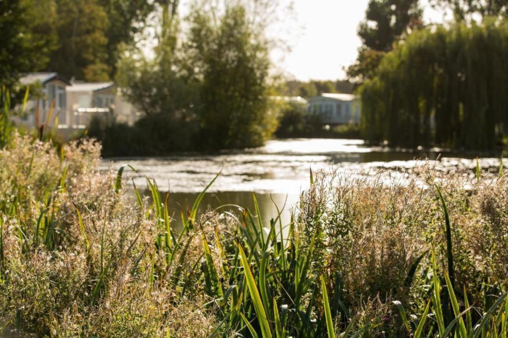 Mallard Lake South Cerney Exterior foto